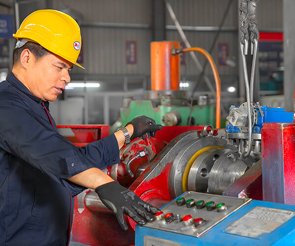  Experienced craftsman evaluates valve component 